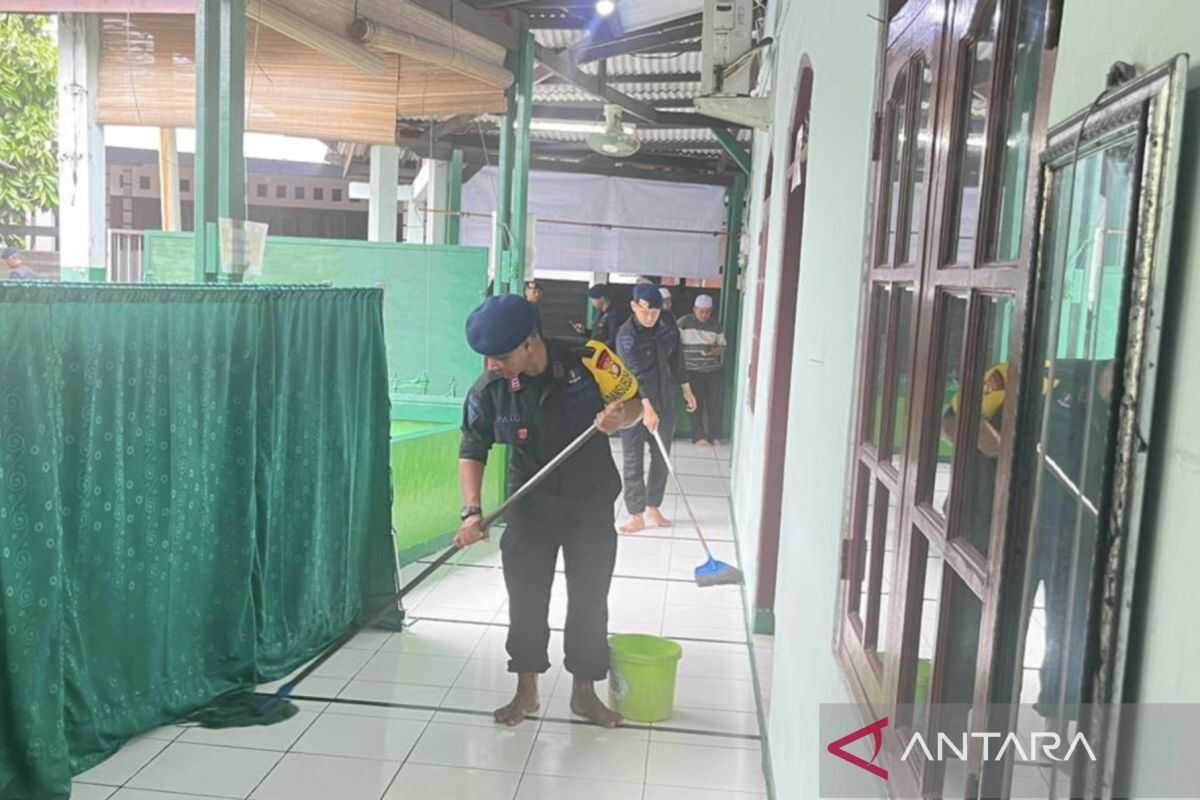 Metro Jaya Police carry out mosque environmental-clean-up in West Jakarta