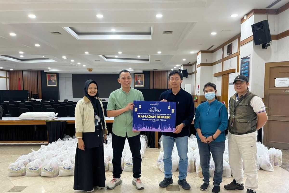 Peruri distributes basic food parcels and aid to Bazis Peruri wards during Ramadan