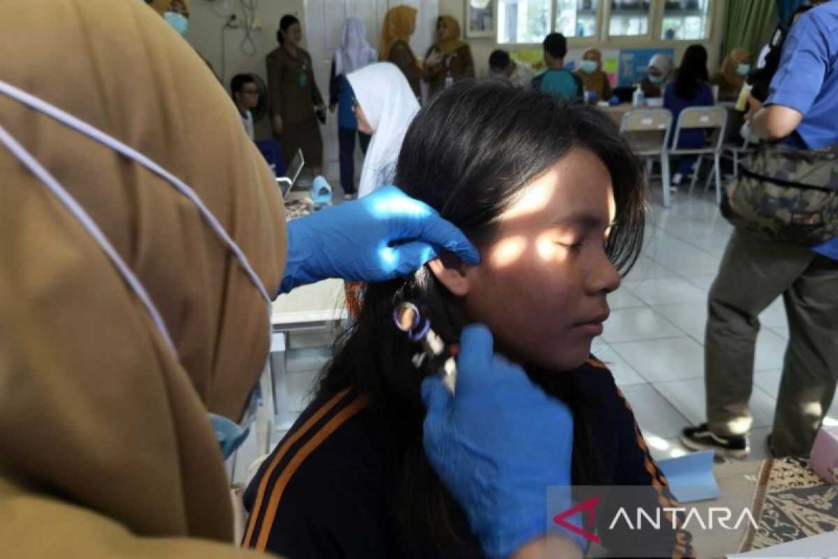 Doctor says earwax helps maintain ear canal health