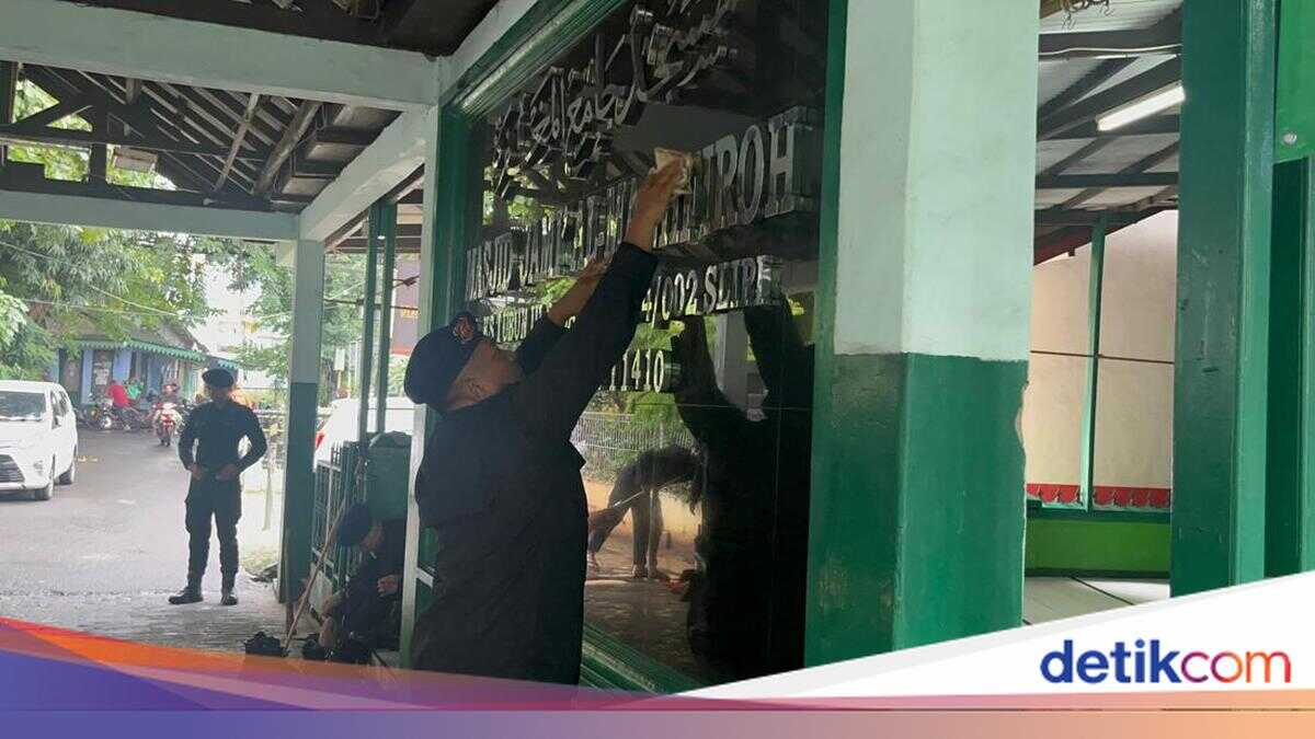 Environmental Care: Brimob Gegana of PMJ Cleans Al-Magfiroh Mosque in Slipi