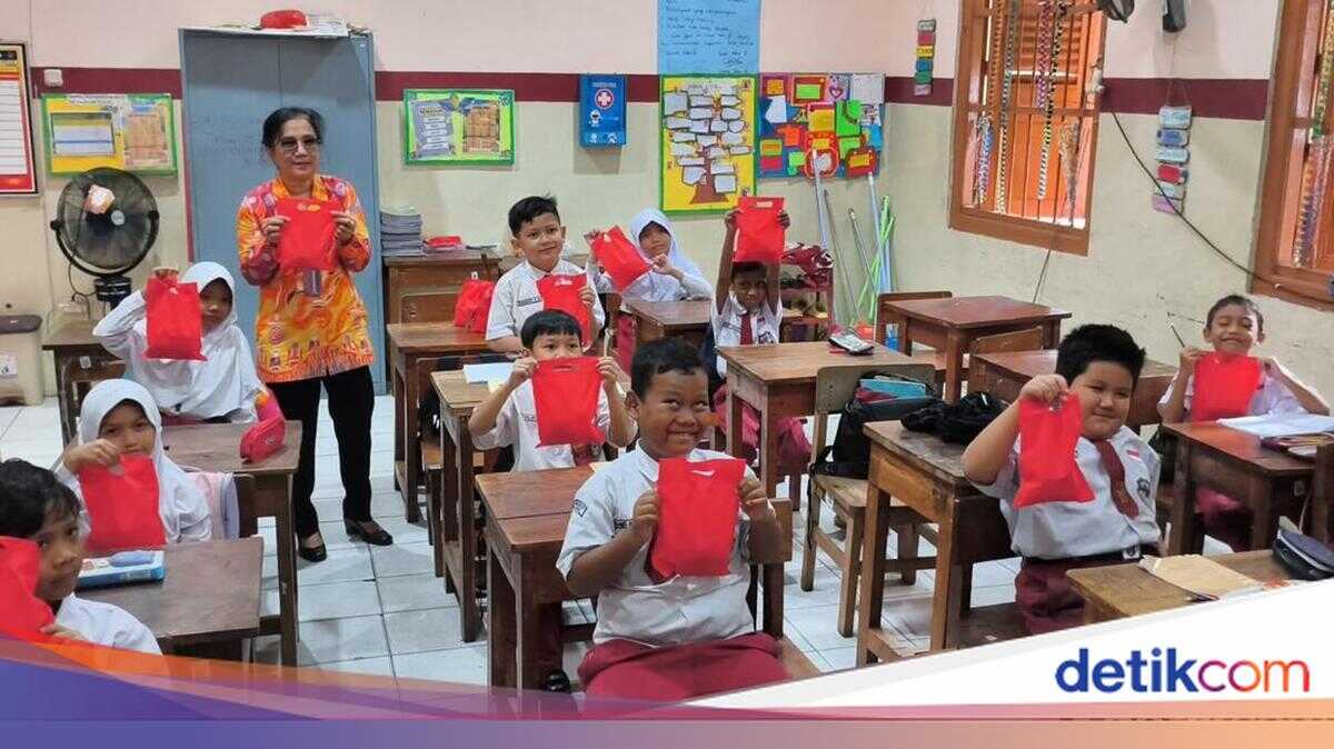 Joy of SDN 07 Palmerah Pupils as They Receive Free Nutritious Meals (MBG) from Polri's SPPG During Ramadan