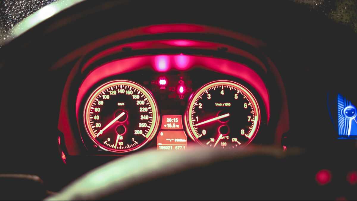 Viral zig-zag car convoy on the Becakayu Toll Road; police intervene