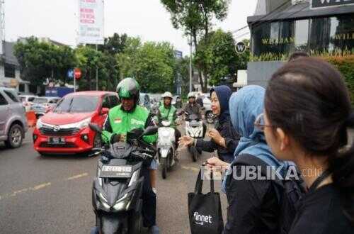 Building a Culture of Social Care, CEO of a State-Owned Enterprise Subsidiary Distributes Takjil on the Streets