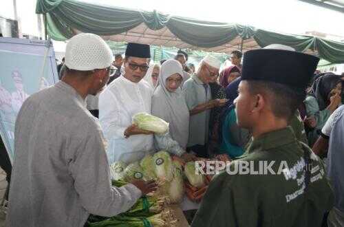 Welcomed by Residents, Kang DS Launches Affordable Food Campaign in Sapan Village, Tegalluar
