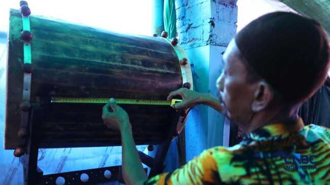 A Look at How Bedugs Are Made in Tanah Abang: They Use Goat Skin