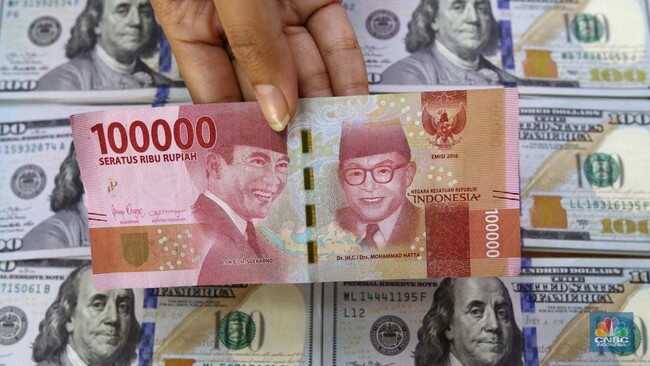 Rupiah Falters Ahead of the Weekend as US Dollar Rises to Rp16,900