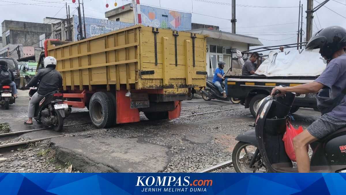 Railway Crossing in Serpong Damaged, Many Motorists Get Stuck as Road Becomes Slippery