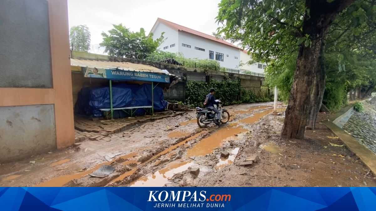 Setu Babakan Road in Ruins as Cars Refuse to Cross