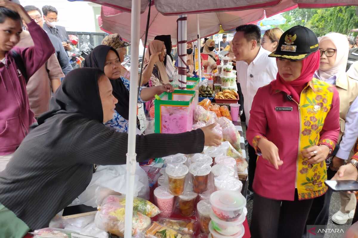 Takjil traders on Jalan Panjang, Kebon Jeruk, reveal Ramadan sales trend