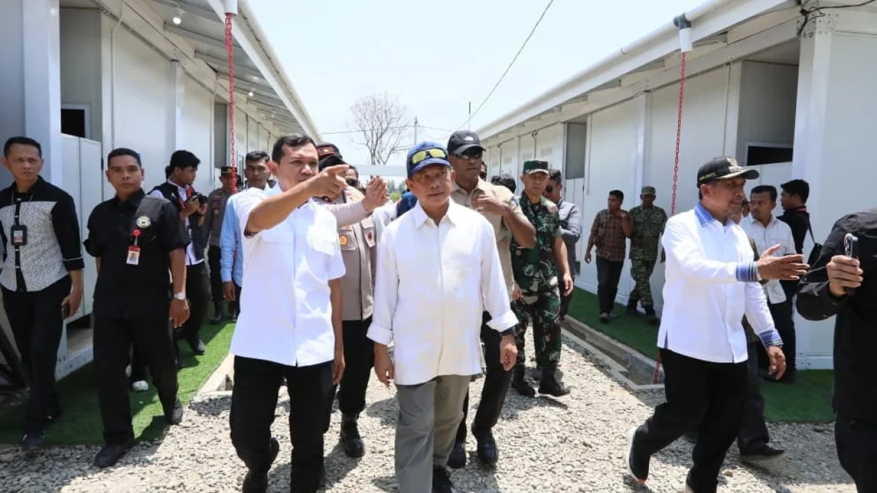 Task Force Tito Inspects Temporary Shelters in Pidie Jaya Regency with Social Affairs Minister and Aceh Deputy Governor