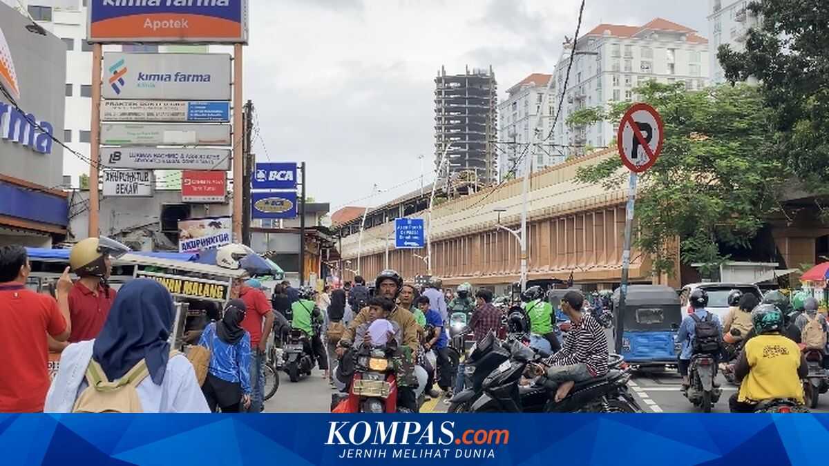 Chaotic Sidewalk at Cikini Station Overrun by Illegal Parking, Street Vendors and Ojek Online