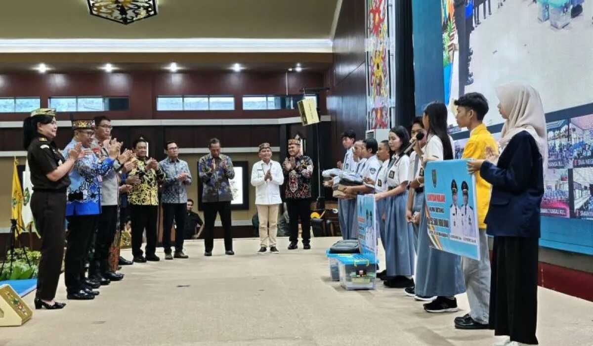 Central Kalimantan Governor Distributes Free School Uniforms to 60,000 High School and Vocational Students