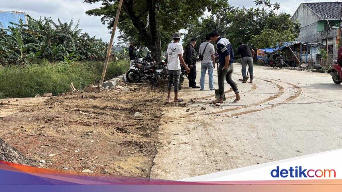 Watch out! Soil spillage from a project on Jalan Alinda, Bekasi, causes many motorcyclists to fall