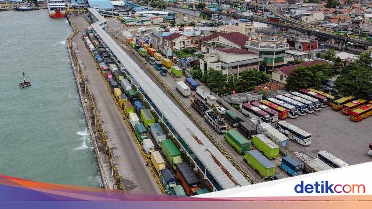 Trucks Flood Merak Port as Banten Police Chief Urges Officers to Step Up Traffic Management