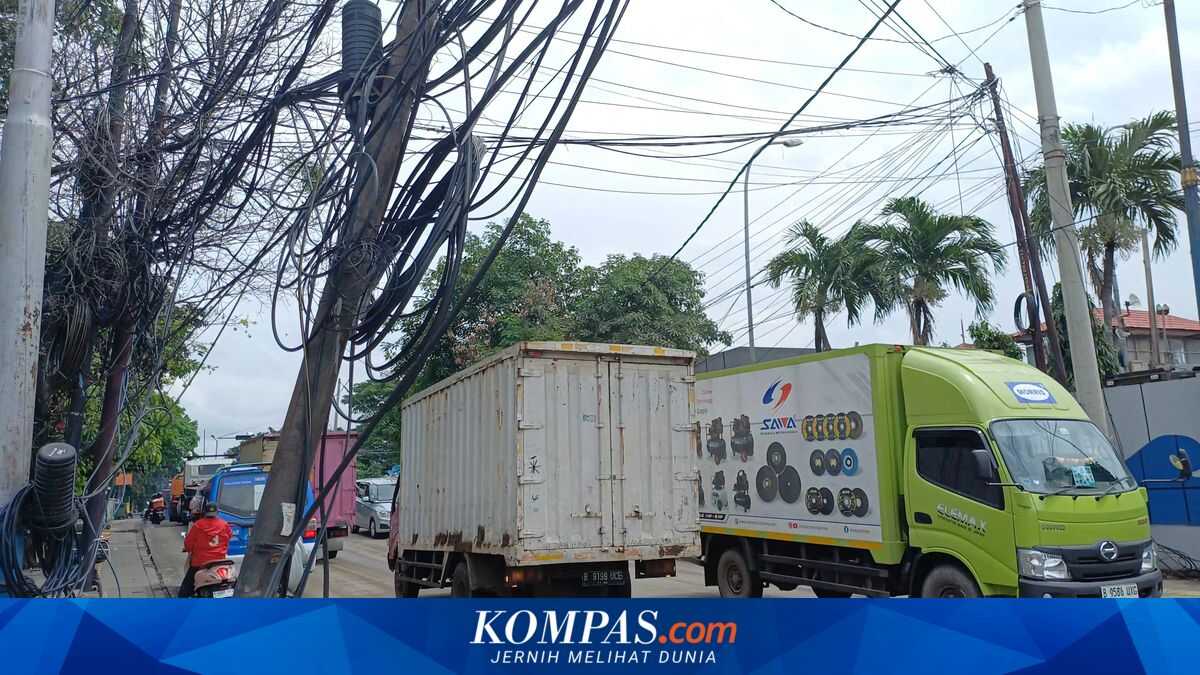 Disorganized cables along Jalan Krapu, Pademangan, frequently snag on container trucks