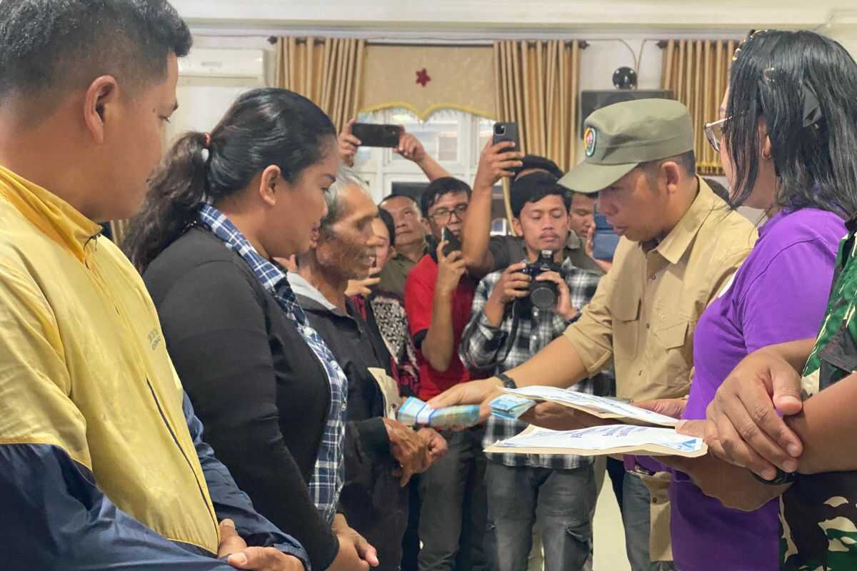 1,600 North Tapanuli residents receive living allowance aid