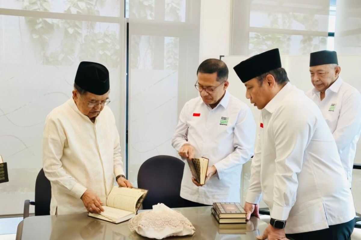 Sinar Mas Endows 2,000 Qur’ans Through the Indonesian Mosque Council