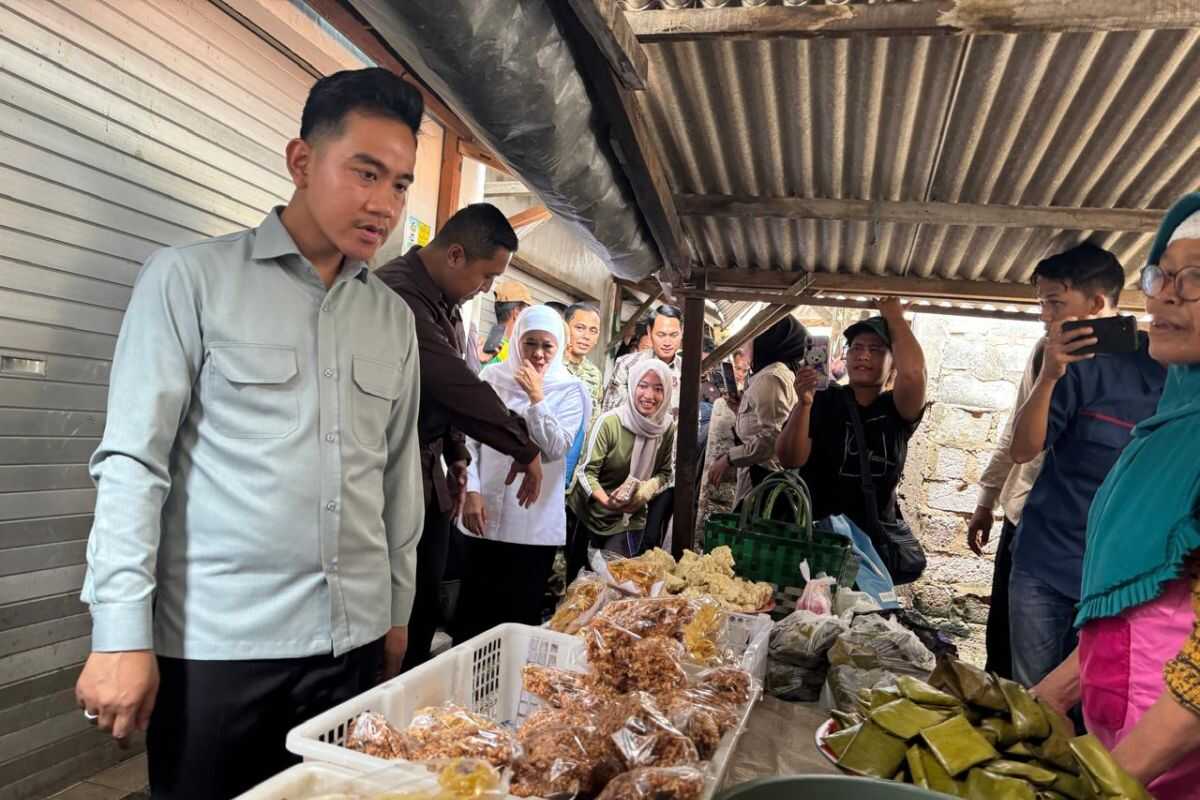 Gibran checks Tuban market to ensure staple supply remains secure