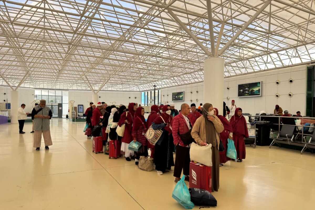 Ministry of Hajj and Umrah and the Jeddah Consulate General assist Umrah pilgrims stranded at a Saudi airport