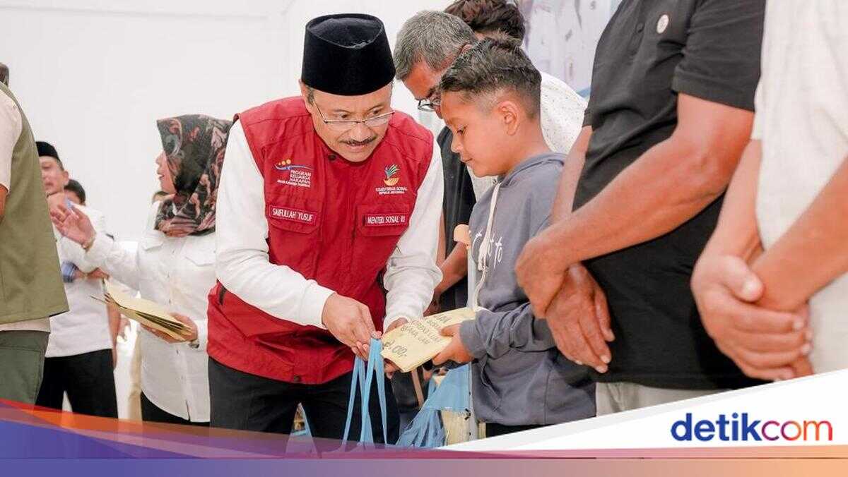 Social Affairs Minister and Home Affairs Minister Distribute Aid to Flood Victims in Pidie Jaya