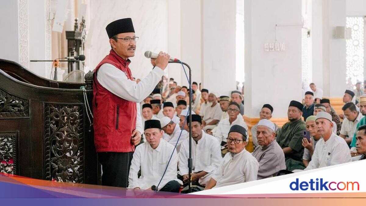 Visiting Aceh, Social Affairs Minister and Home Affairs Minister Lead Friday Prayers at Tgk Chik Pante Geulima Grand Mosque