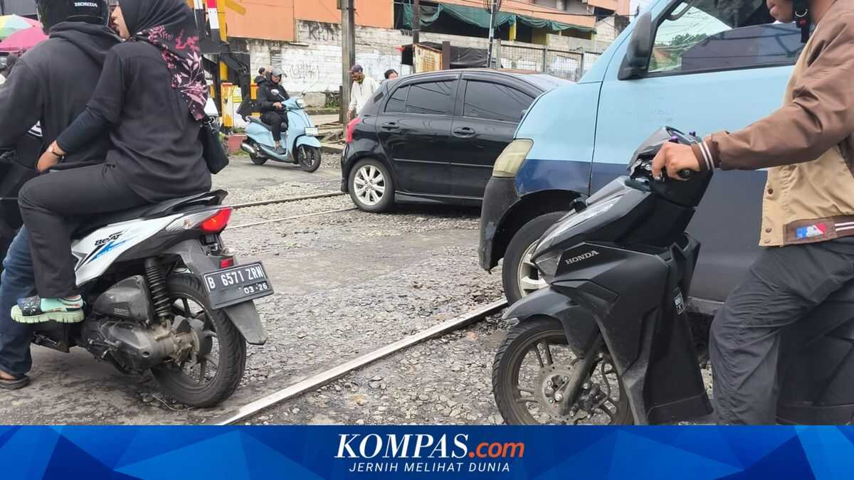 Roads frequently damaged and congested, residents call for a flyover at Serpong railway level crossing