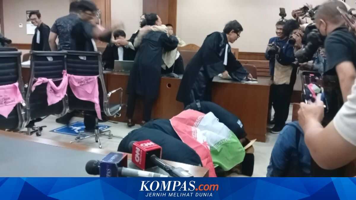 Delpedro Marhaen Rismansyah Prostrates in Gratitude After Being Acquitted in Incitement Case Over August 2025 Demonstrations