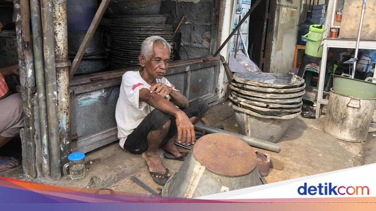 Brazing craftsman in Jogja: Once flooded with orders ahead of Eid al-Fitr, now in despair