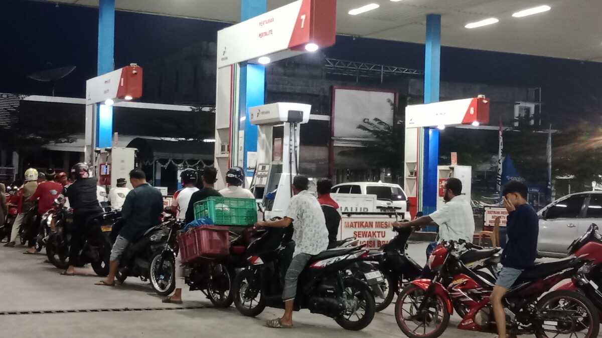 BBM Queues Spread to Aceh's Malacca Strait Coast