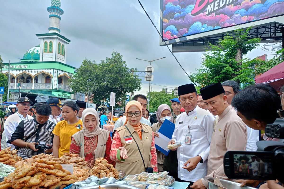 East Jakarta City Government monitors takjil at Rawamangun Market