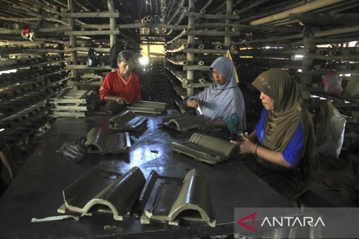 Seizing opportunities to revive Majalengka's traditional clay tile industry