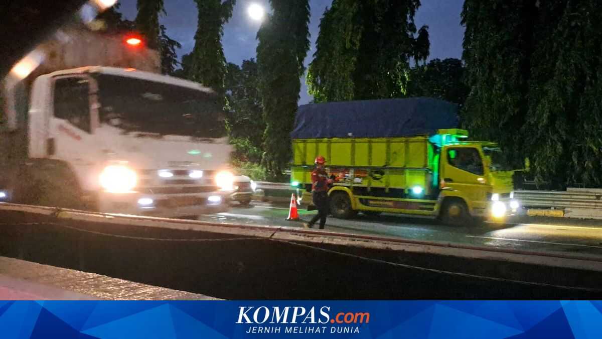 Traffic Congestion on the JORR Toll Road Due to Road Repairs, Vehicles Queueing on Jatiwarna–Jatiasih