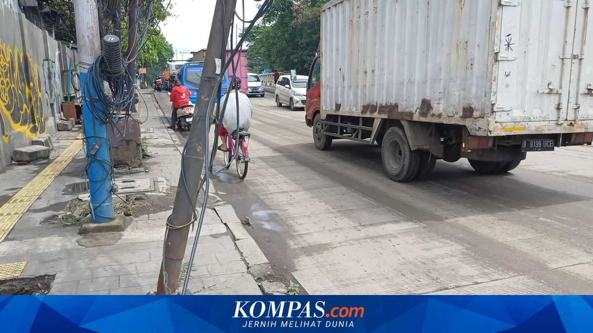 North Jakarta Public Works Sub-Department Promises to Repair Leaning Pole and Tidy Cables in Pademangan