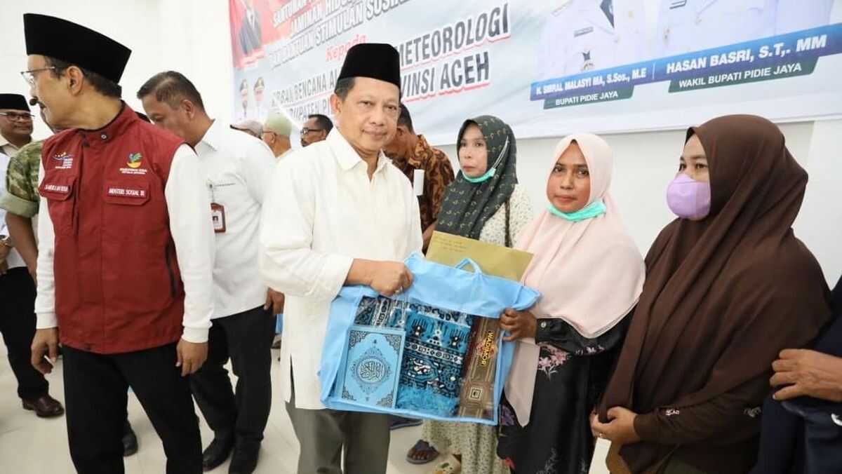 PRR Task Force Chief Tito Distributes Aid to Sumatra Disaster Victims