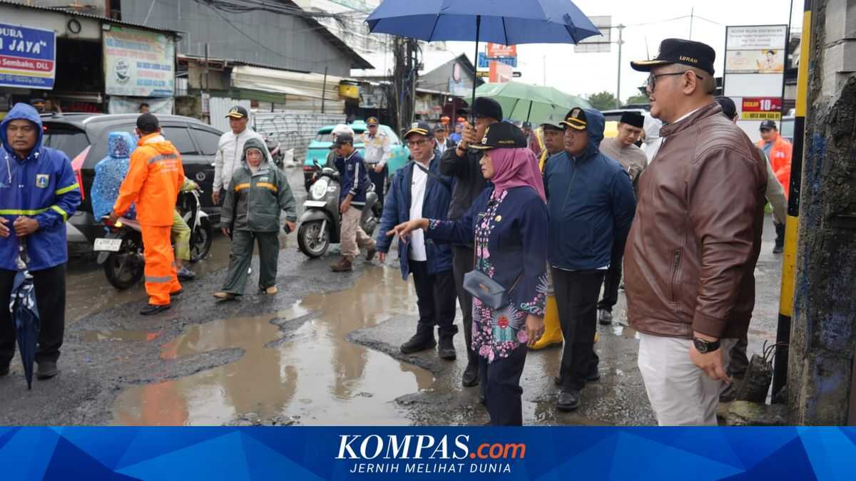 Road in Kalideres Flooded by Sewage Water, City Government Finds Drainage Clogged with Trash and Mud