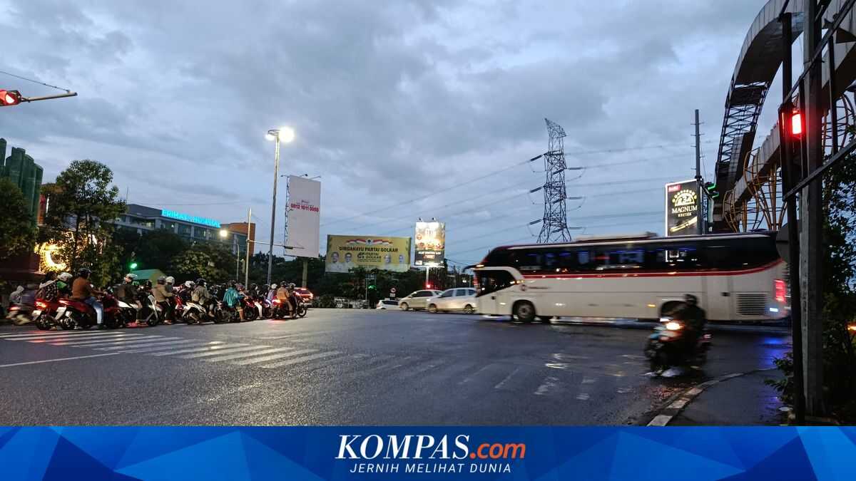 Chairil Anwar Street junction in Bekasi runs smoothly this evening, despite usual congestion