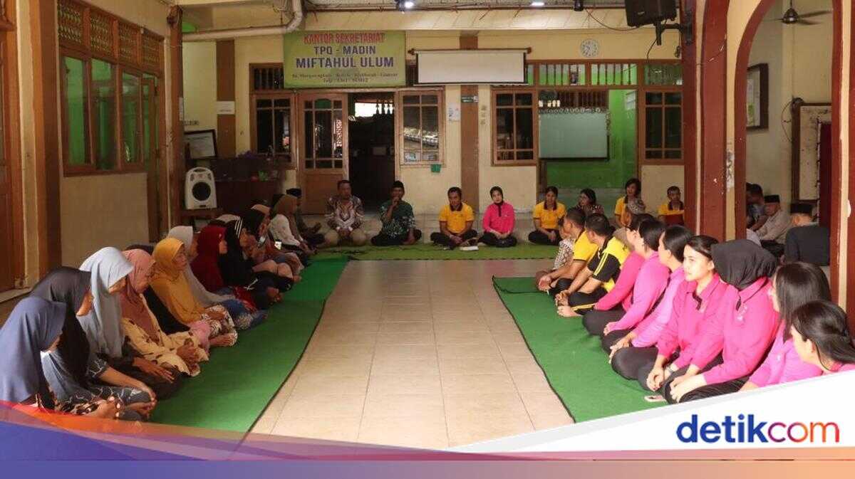Ramadan Safari: Gianyar Police Chief Hands Out Sembako and Community Service at Mosque