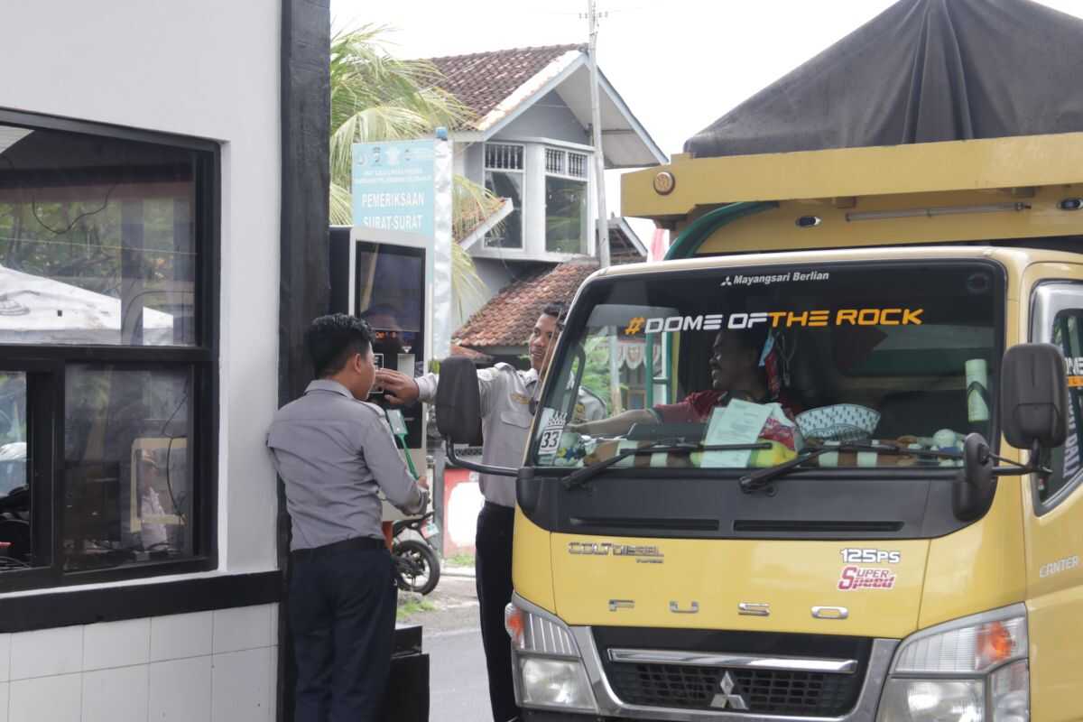 Jembrana Police Trial Parking Retribution at Gilimanuk Ahead of Mudik