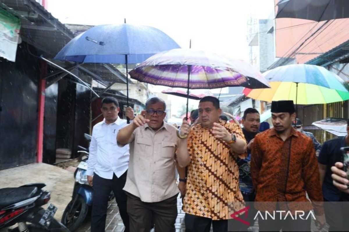 Makassar Mayor accompanies Deputy Minister for Housing and Settlement Areas to inspect a slum area in Tallo