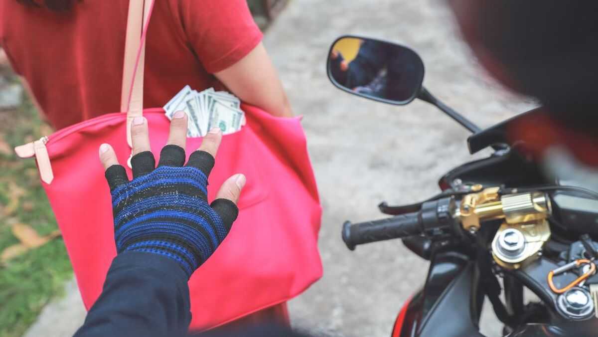 Wife Mugged While Looking for Sahur Meal in Bekasi; Husband Rams Attacker