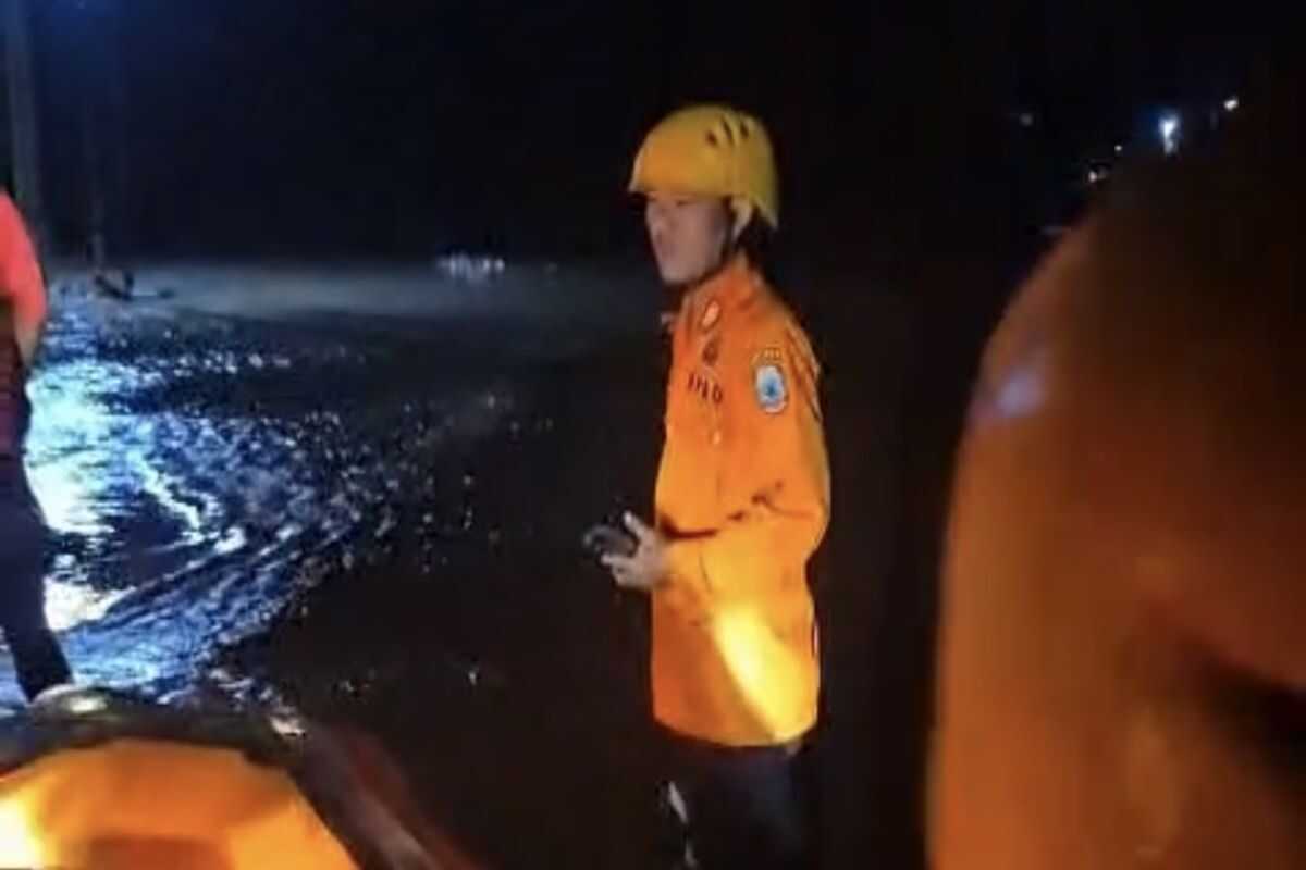 Joint responders assist in evacuating flood victims in South Lampung