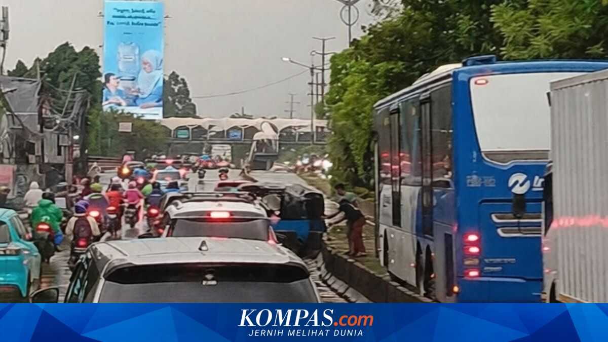 Motorcyclists Shift Moveable Concrete Barrier on Daan Mogot After Bajaj Breaks Down