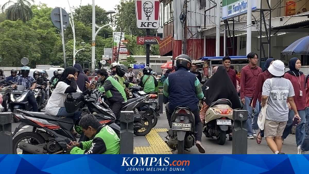 Footpath by Cikini Station Choked with Motorbikes, Illegal Parking and Street Vendors; Pedestrians Forced to Walk on the Road
