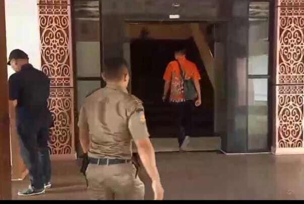 KPK Raids Rooms at Pekalongan Regency Secretariat Building