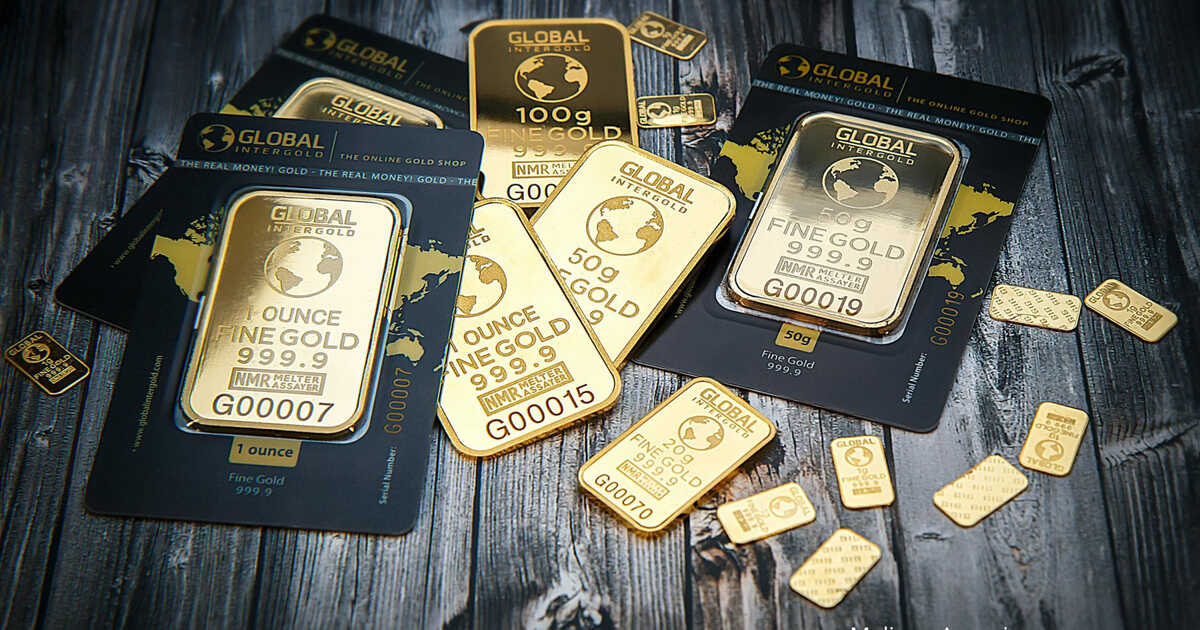 Facing Global Uncertainty: Managing THR by Saving or Investing in Gold?