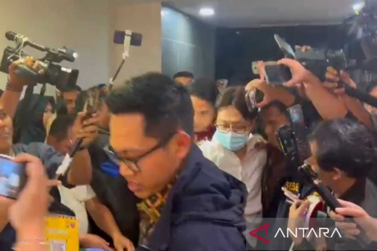 Police Detain Dr Richard Lee for Obstructing Investigation