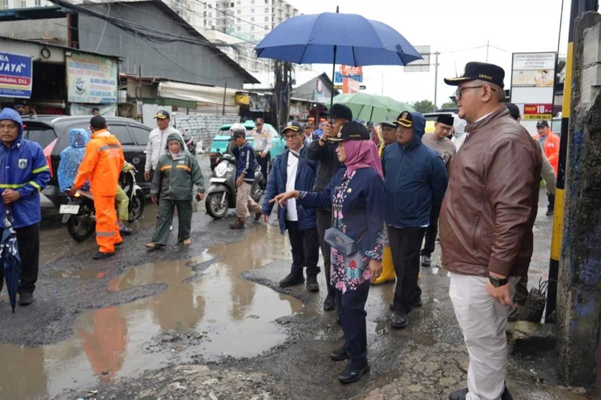 Jakarta Barat City Government Tackles Drainage Blockage in Kalideres