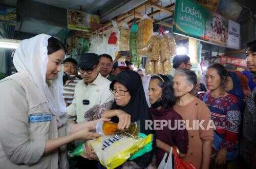 South Tangerang Deputy Mayor Pilar accompanies RI Deputy Trade Minister to Ciputat Market to ensure stock remains secure and prices stable