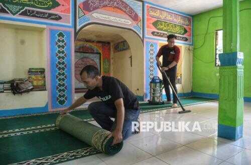 Mosque Volunteers and Artha Graha Peduli Clean a Mosque in Depok