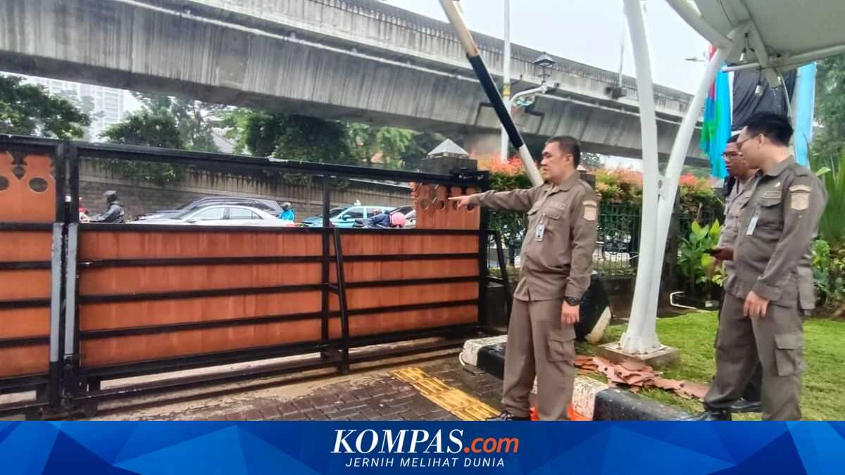 South Jakarta City Hall Gate Damaged During Student Demonstration Over Night-Time Entertainment